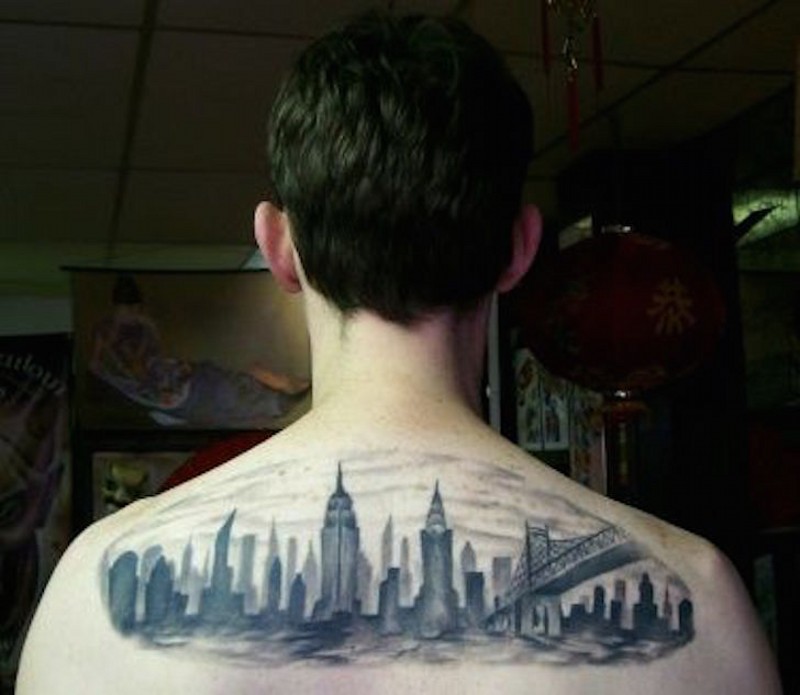 背部黑色的临近城市风景纹身图案