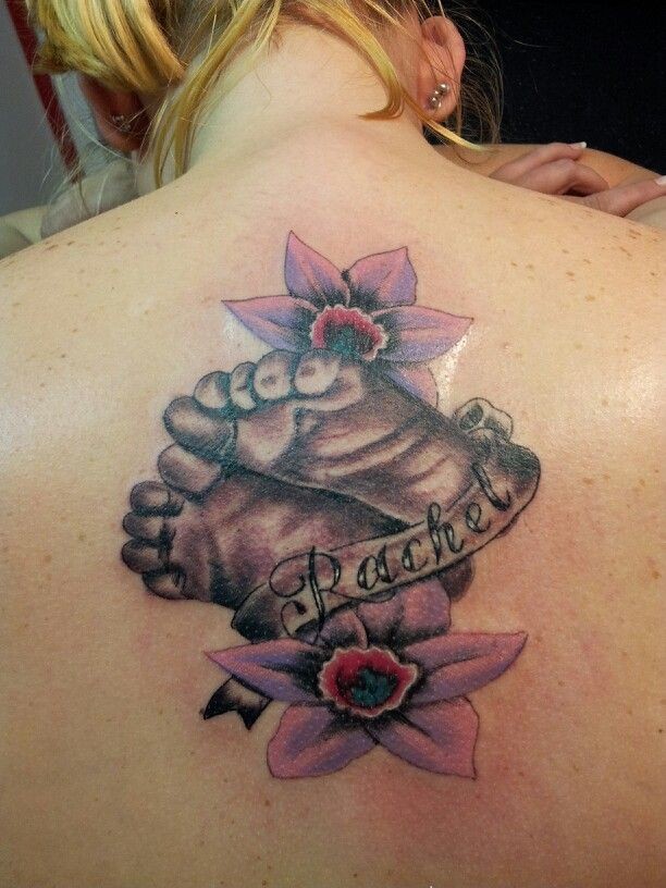 漂亮的两朵粉色花朵和婴儿脚印纹身图案