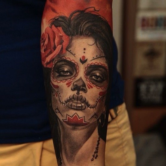 手臂死亡女郎与玫瑰纹身图案