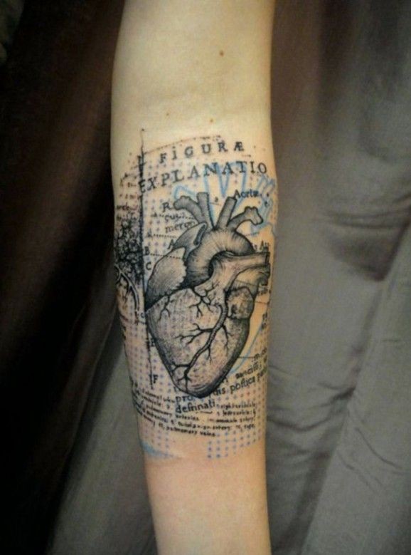 手臂心脏和字母黑灰纹身图案