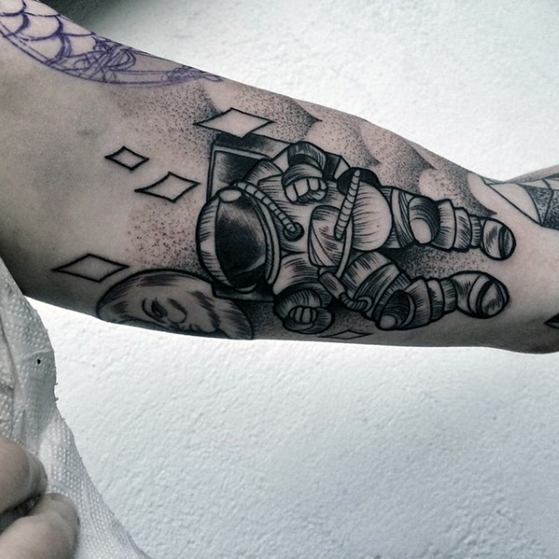 可爱的卡通宇航员手臂纹身图案