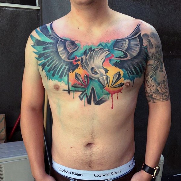 胸部现代传统风格彩色幻想鸟纹身图案