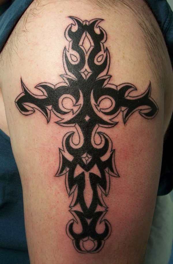 手臂上黑色的部落十字架纹身图案