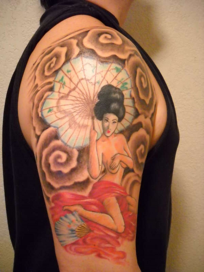 大臂亚洲风格的彩色伞和艺妓纹身图案