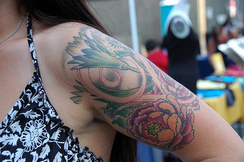 大臂美丽的彩绘各种花卉纹身图案