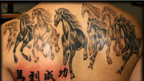 背部一群可爱奔腾的马纹身图案