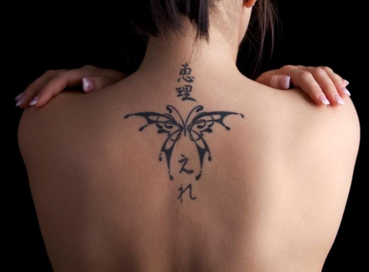 女性背部小蝴蝶字符纹身图案