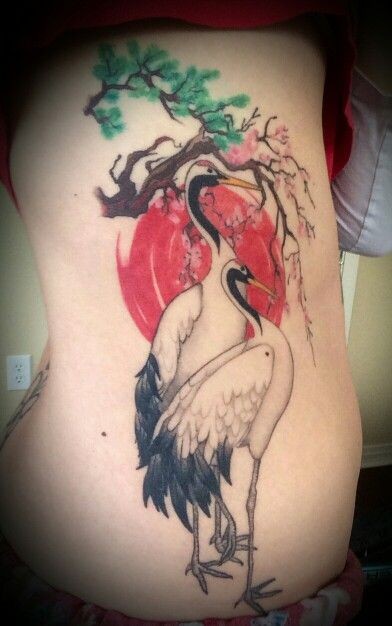 侧肋彩色的仙鹤和开花树纹身图案