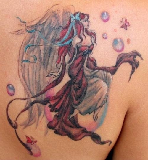 背部美丽的彩色精灵纹身图案