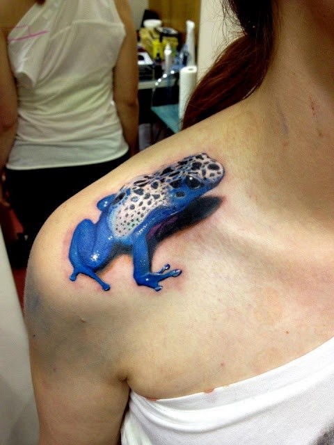 肩部美丽逼真的蓝色有毒青蛙纹身图案