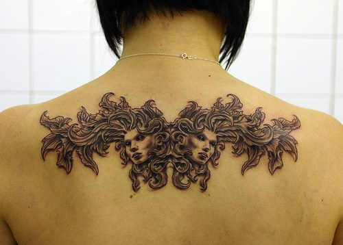 背部神秘的花纹面具纹身图案