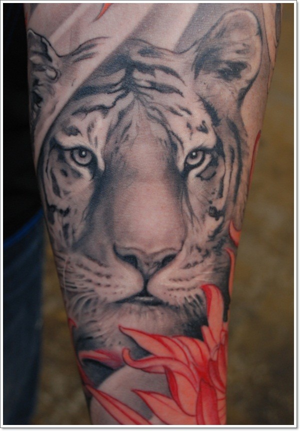 白色虎头和红色花朵手臂纹身图案