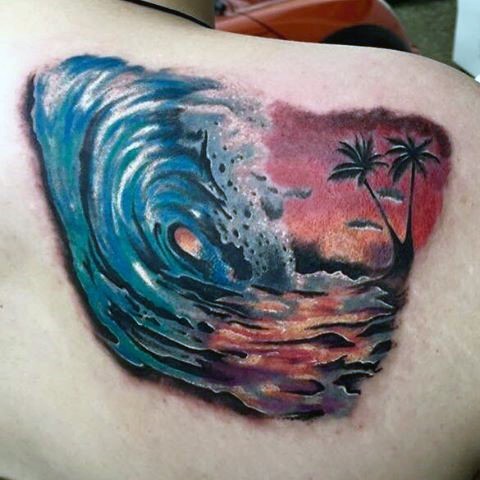 背部彩色的波浪与棕榈树纹身图案