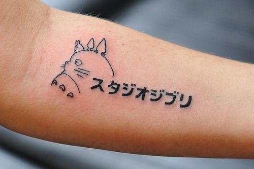手臂可爱的亚洲风格卡通龙猫日文纹身图案