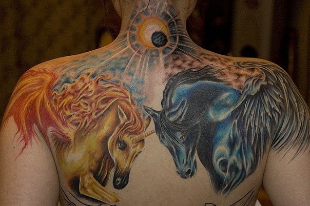 背部辉煌的五彩幻想马和阳光纹身图案