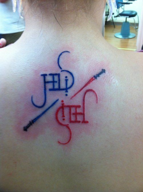 背部小小的五彩幻想剑字母纹身图案
