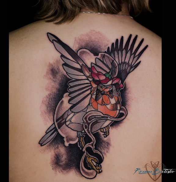 背部幻想风格的彩色鸟与珠宝纹身图案