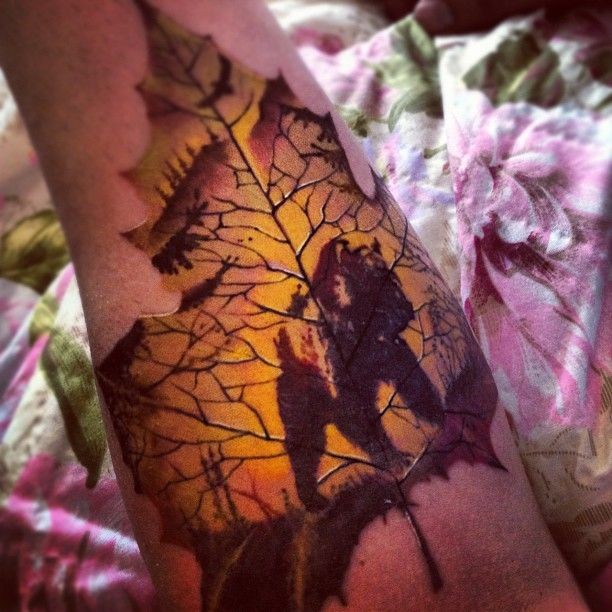 彩色的枫叶与熊剪影纹身图案