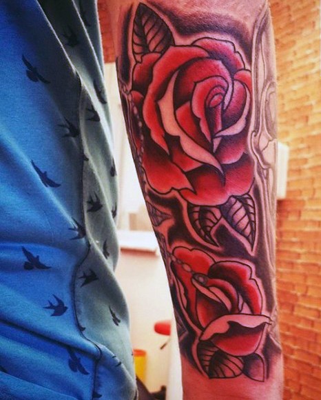手臂经典的手绘红玫瑰纹身图案