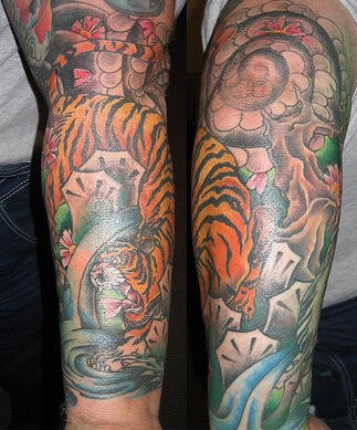 手臂亚洲虎和花卉纹身图案