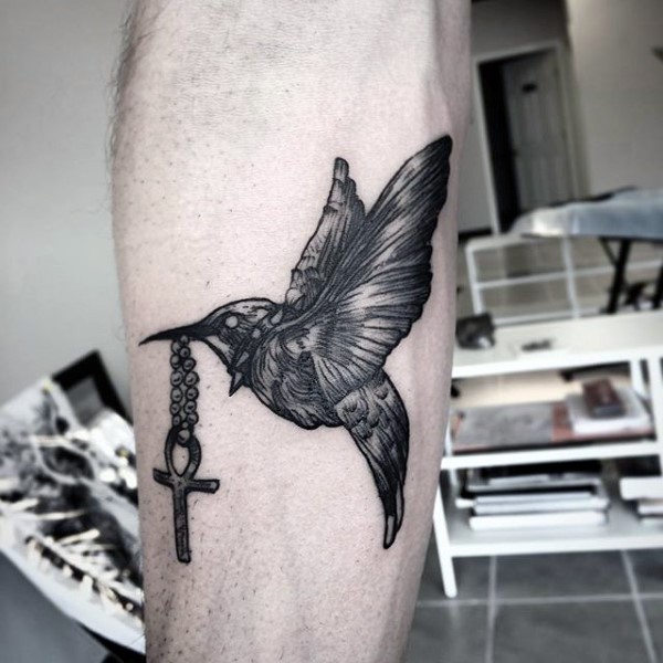 雕刻风格黑色小鸟与十字架纹身图案