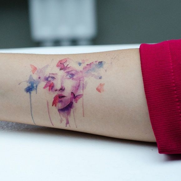 美丽的水彩画女孩和蝴蝶手臂纹身图案
