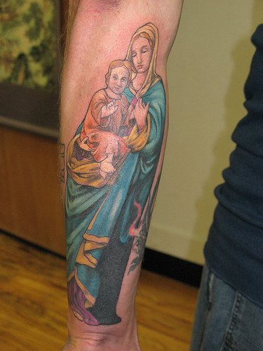 圣母与耶稣婴儿彩色纹身图案