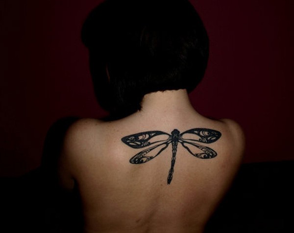 背部美丽优雅的黑色蜻蜓纹身图案