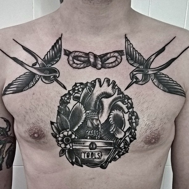 胸部黑色雕刻风格的鸟与心脏花朵纹身图案