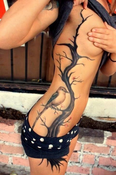 侧肋上的黑色树和鸟纹身图案