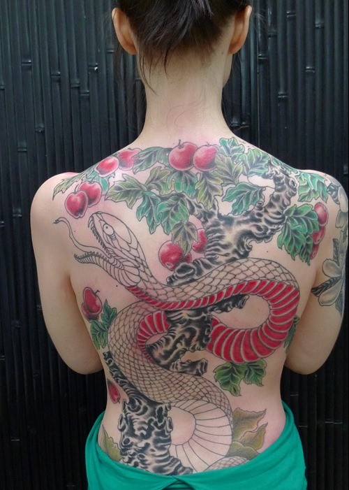 背部美丽多彩的大蛇和苹果树纹身图案