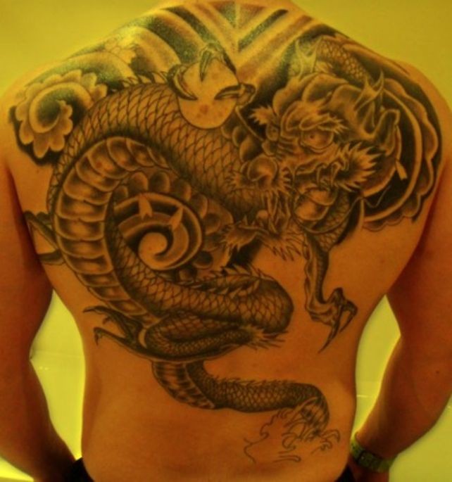 背部精彩的龙和水晶球纹身图案