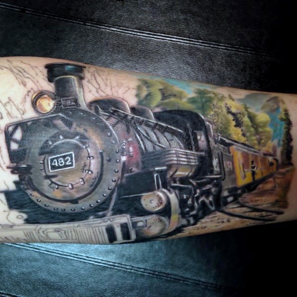手臂自然逼真的彩色老火车纹身图案