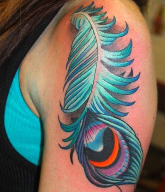 手臂上的蓝色孔雀羽毛纹身图案