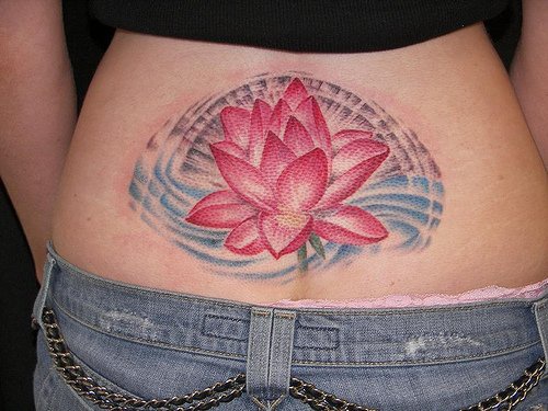 背部大红色的莲花纹身图案