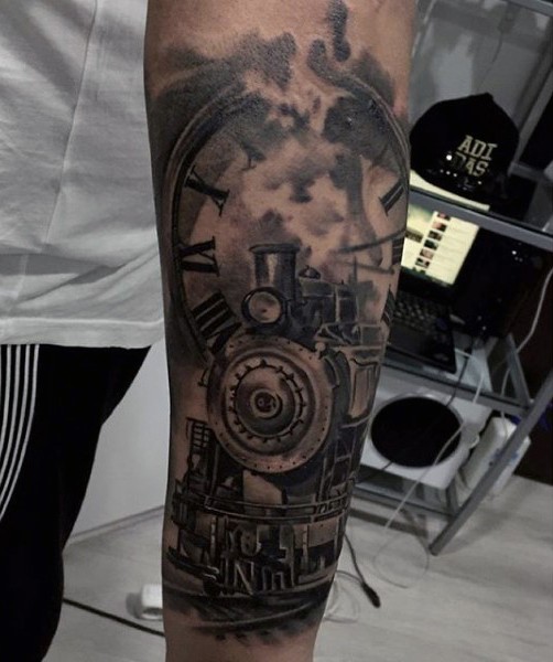 华丽的黑色蒸汽火车和时钟手臂纹身图案