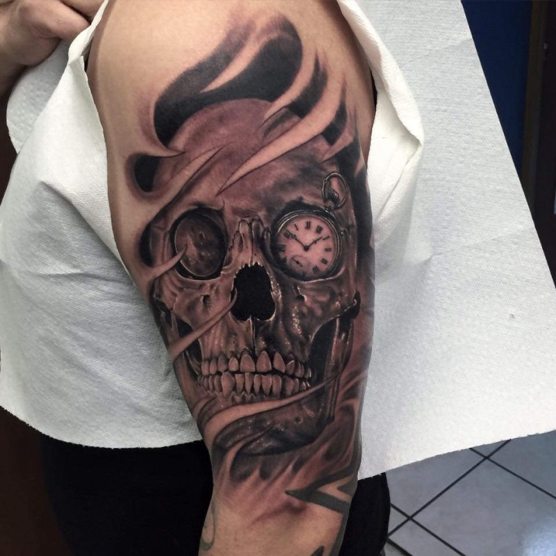 大臂黑灰风格人类骷髅与时钟纹身图案
