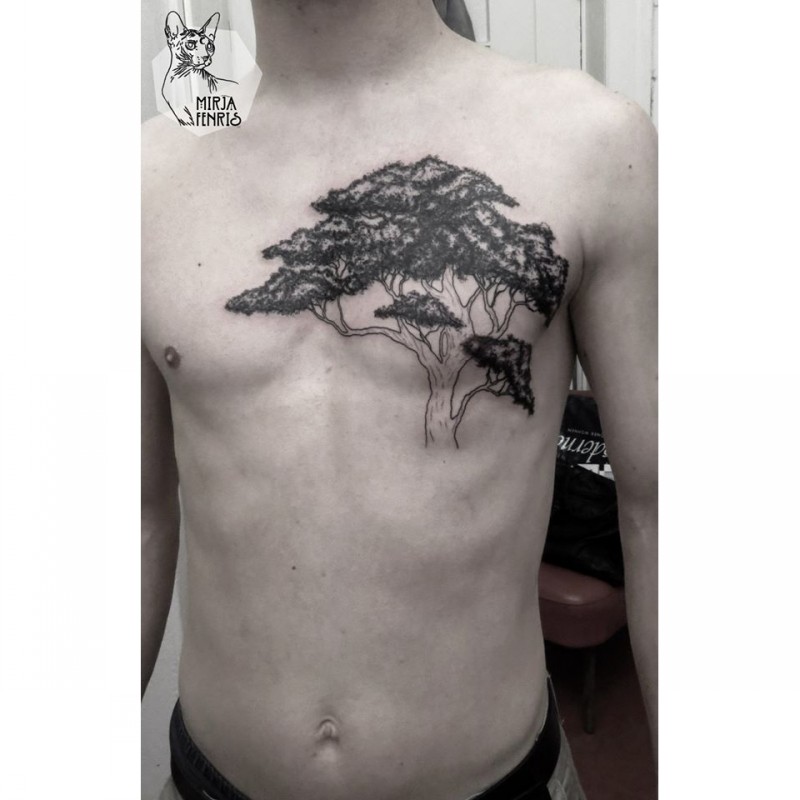 胸部黑色简单的大树纹身图案