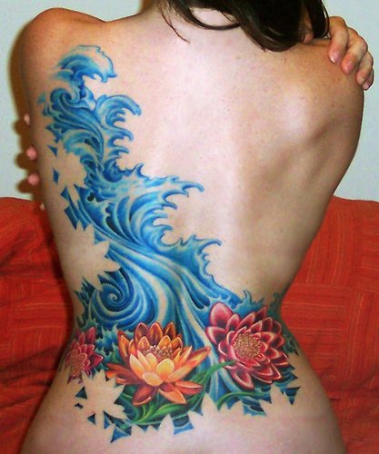 背部彩色的大花朵与浪花纹身图案