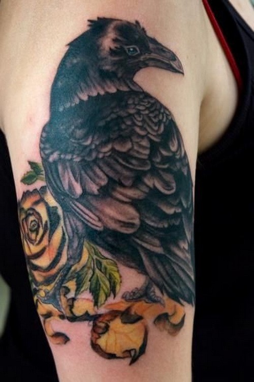 大臂黑乌鸦与黄玫瑰纹身图案
