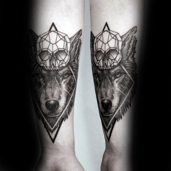 手臂黑白几何骷髅与狼头纹身图案