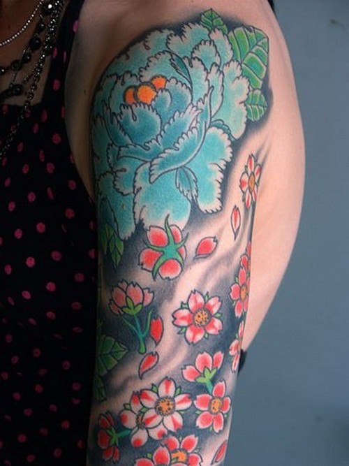手臂蓝色的牡丹花和粉色樱花纹身图案