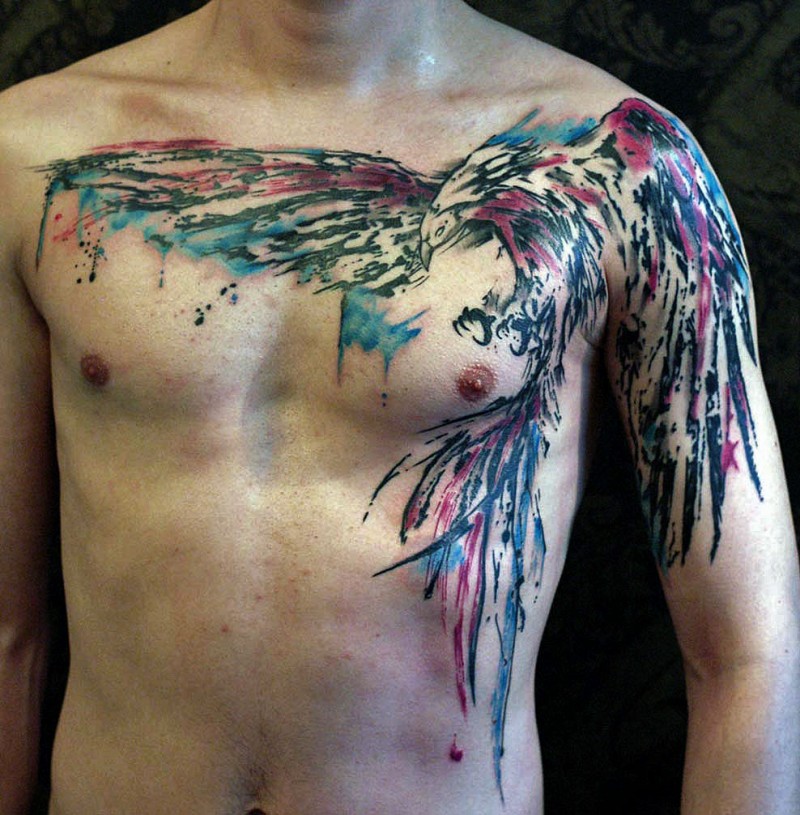 胸部彩色的大鸟纹身图案