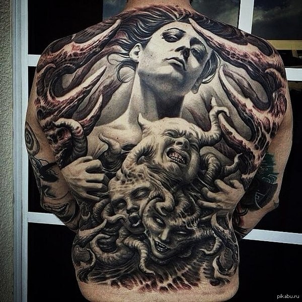 恐怖风格的女人与怪物满背纹身图案