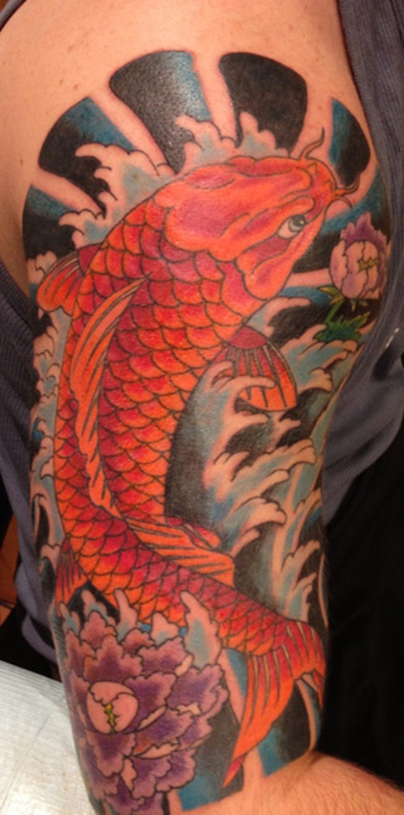 亚洲风情的七彩鲤鱼和花浪大臂纹身图案