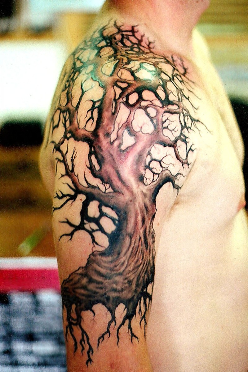 肩部美丽的彩色树纹身图案