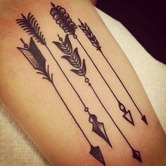 五种不同的类似部落箭头纹身图案