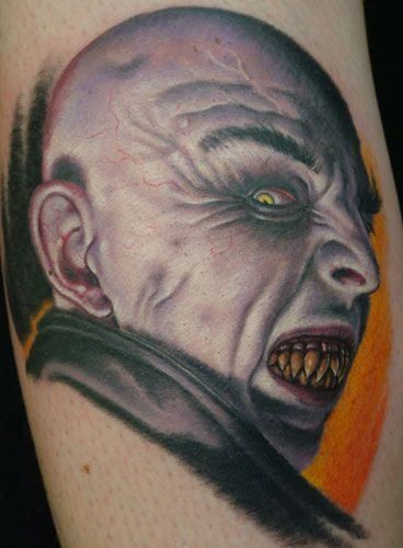 彩色可怕的吸血鬼男子纹身图案