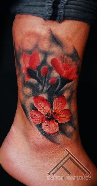 脚踝壮观美丽的花朵彩色纹身图案