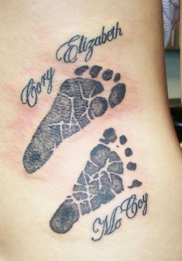 可爱的婴儿脚印和英文纹身图案